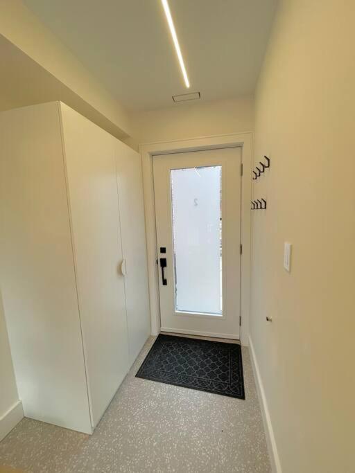 טורונטו Modern Apartment Close To The Beach With Parking מראה חיצוני תמונה