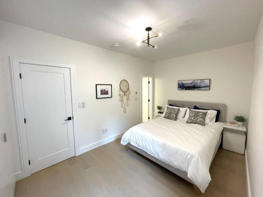 טורונטו Modern Apartment Close To The Beach With Parking מראה חיצוני תמונה