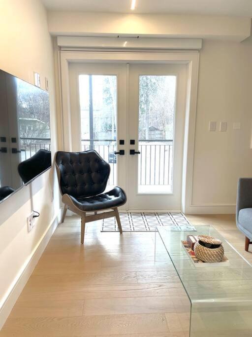 טורונטו Modern Apartment Close To The Beach With Parking מראה חיצוני תמונה