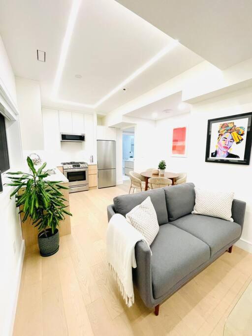 טורונטו Modern Apartment Close To The Beach With Parking מראה חיצוני תמונה