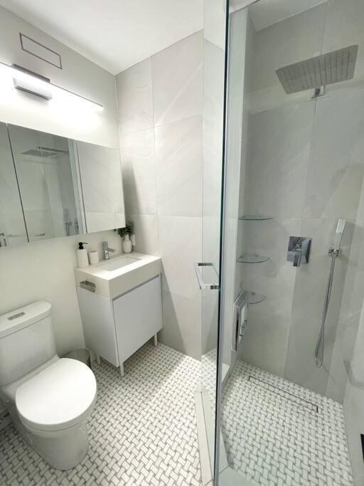 טורונטו Modern Apartment Close To The Beach With Parking מראה חיצוני תמונה